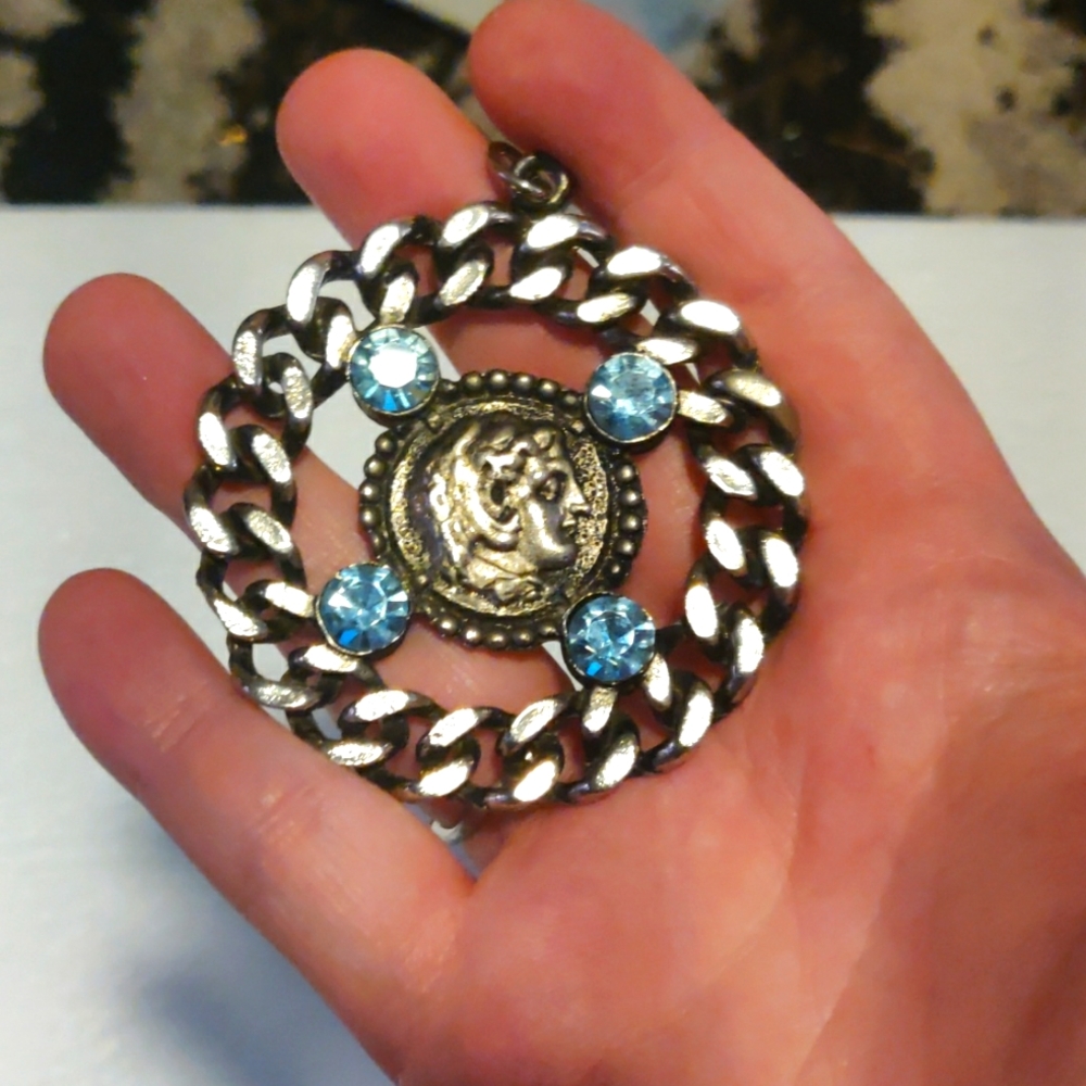 Large pendant for a necklace